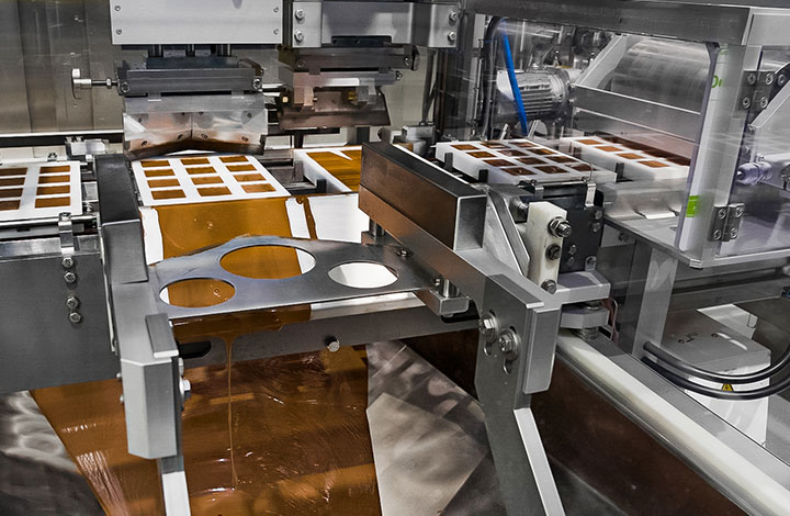 At the bottoming station, the creations are closed using chocolate At the bottoming station, the creations are closed using chocolate
