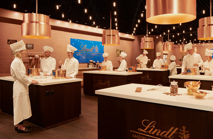 La CHOCOLATERIA, au sein de laquelle visiteuses et visiteurs peuvent créer eux-mêmes des chocolats La CHOCOLATERIA, au sein de laquelle visiteuses et visiteurs peuvent créer eux-mêmes des chocolats