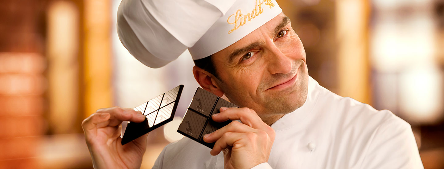 Lindt Maître bricht Schokolade